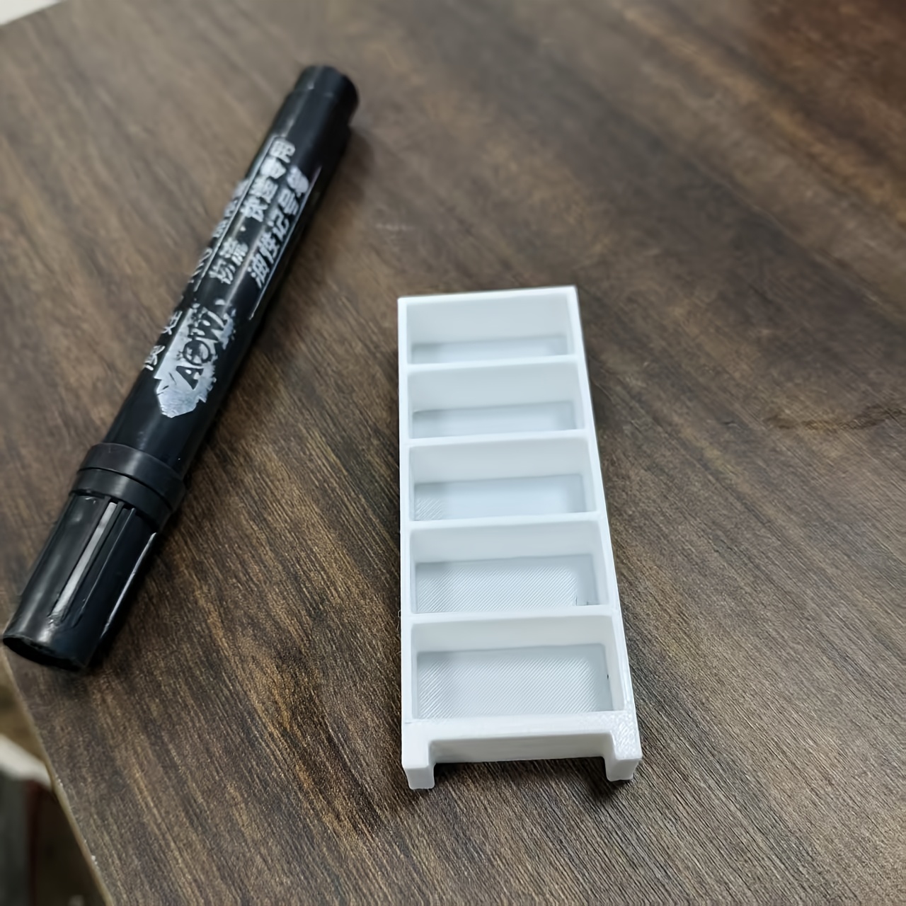 قطعة واحدة من نموذج رف كتب مصغ - مراجعة 3D Printer Stand وسعره